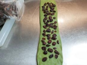 再次翻面，然后在表面铺满蔓越莓干。