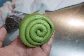 自上而下卷起。