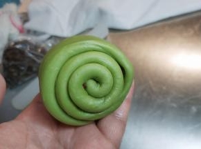 自上而下卷起。