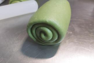 再取一块同法卷好一起放入水立方吐司盒。