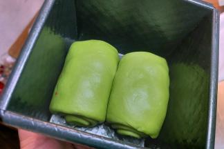 再取一块同法卷好一起放入水立方吐司盒。