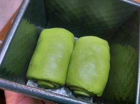 再取一块同法卷好一起放入水立方吐司盒。