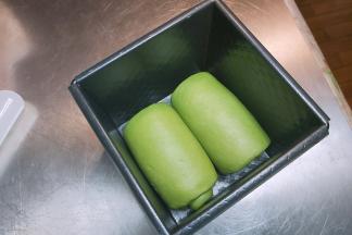 然后放入另一个水立方吐司盒子。