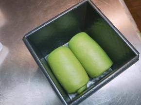 然后放入另一个水立方吐司盒子。