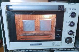 然后上火190度下火170度预热烤箱后把吐司盒子放入烤箱内，中下层烘烤40-42钟左右。（温度时间仅供参考，每个烤箱都不同）