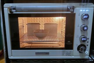 准备一碗热水，放入烤箱进行发酵。