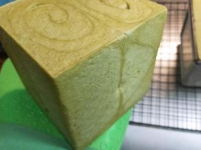 烤制完成后马上取出脱模。