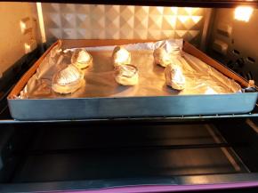 对折封口，放入预热好的烤箱中层180度上下火烤先烤5分钟