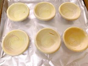 取出蛋挞皮，放置一会儿变软