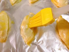 取出去掉蛋挞皮外面的锡纸托，再刷上一层全蛋液