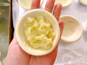 包入土豆泥，土豆泥不要包太满会不好封口