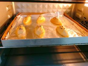 撒上芝麻，继续放入烤箱里烤15分钟左右至表面金黄酥脆