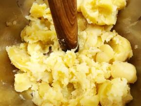 用你顺手的工具压成泥，我就用擀面杖也挺好