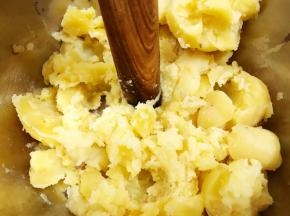 用你顺手的工具压成泥，我就用擀面杖也挺好