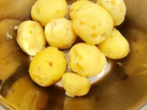 煮熟等不太烫手后剥去外皮