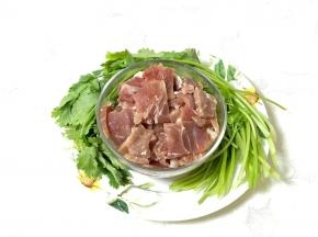 准备牛肉切片，香菜去根洗净