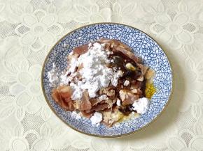 牛肉放一勺油，一勺料酒，一勺耗油，一勺鸡粉，一大勺淀粉搅拌均匀