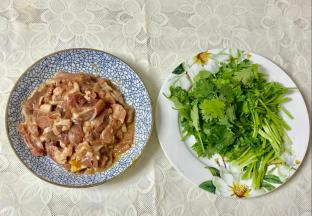 肉片腌15分钟，香菜切段