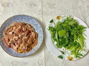 肉片腌15分钟，香菜切段