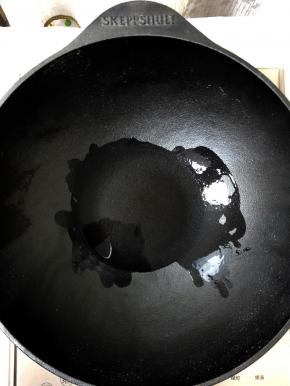 今天用的是Skeppshult斯肯特的铸铁锅，从小家里用铸铁锅比较多，老妈说补铁~也不知道效果如何~但是我觉得铸铁锅炒菜炖肉都好吃~放入少许油