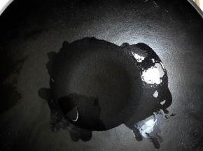 今天用的是Skeppshult斯肯特的铸铁锅，从小家里用铸铁锅比较多，老妈说补铁~也不知道效果如何~但是我觉得铸铁锅炒菜炖肉都好吃~放入少许油
