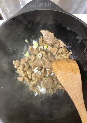 烧至五成热，放入肉片和葱花，将肉片炒至变色