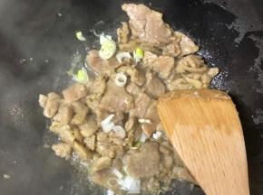 烧至五成热，放入肉片和葱花，将肉片炒至变色