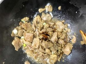 放入半小勺老抽提色，加入一小勺黑胡椒碎翻炒半分钟