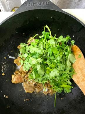 加入香菜段，关火