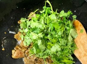 加入香菜段，关火