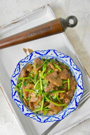 铸铁锅炒菜好处很多，关键是耐用，很多不粘锅不能大火不能久煮不适合炖因为会掉涂层~这些在铸铁锅这里都不存在的，想怎么用久怎么用~