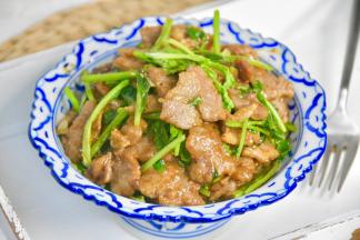 因为腌肉放了鸡粉和耗油，都带咸味，所以就不放盐了