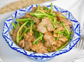 因为腌肉放了鸡粉和耗油，都带咸味，所以就不放盐了