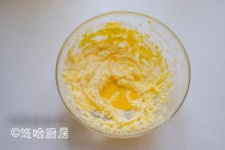 用电动打蛋器将黄油打发至蓬松、颜色变白，分次加入全蛋液继续搅打。