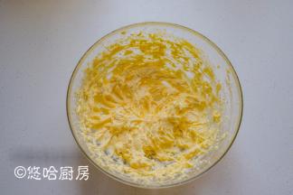 蛋液分3~4次加入，每加入一次蛋液就要搅打均匀。图中就是蛋液全部加入后，搅打均匀的黄油。