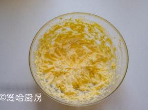 蛋液分3~4次加入，每加入一次蛋液就要搅打均匀。图中就是蛋液全部加入后，搅打均匀的黄油。