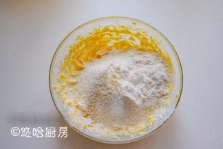 筛入混合后的低粉、杏仁粉，用刮刀按压切拌。