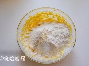 筛入混合后的低粉、杏仁粉，用刮刀按压切拌。