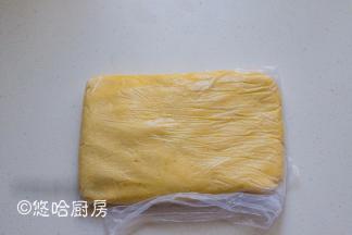 拌匀的面糊用保鲜膜包好，放入冰箱冷藏一小时。