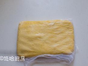 拌匀的面糊用保鲜膜包好，放入冰箱冷藏一小时。