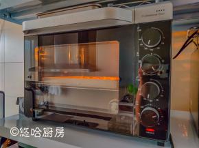 烤箱以上火180度、下火160度预热，预热到位烤盘放入烤箱的中下层，烘烤20分钟左右。