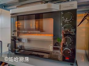 烤箱以上火180度、下火160度预热，预热到位烤盘放入烤箱的中下层，烘烤20分钟左右。