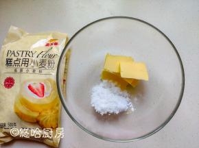 软化后的黄油中放入白糖，我用绵白糖代替糖粉。先用刮刀切拌几下，让白糖和黄油融合一下，避免搅打的时候白糖四溅。