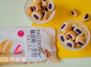 烘烤结束后取出烤盘，热的时候一口酥还是软软的，放凉后就变得酥酥的。放凉后的一口酥要装保鲜盒保存，避免受潮。