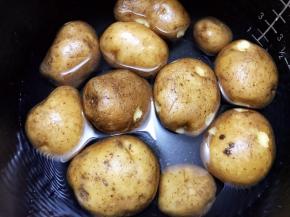 土豆洗净加入清水放入锅里煮至能用筷子轻松插透