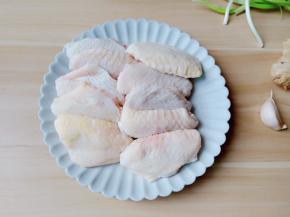 准备鸡翅，生姜，蒜。