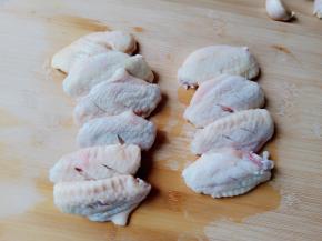 鸡翅正反面各划两下。