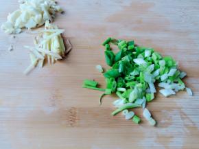 先将生姜蒜葱切成末。