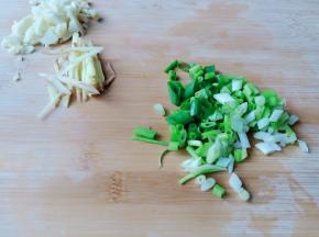 先将生姜蒜葱切成末。