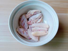 把鸡翅放到碗里。